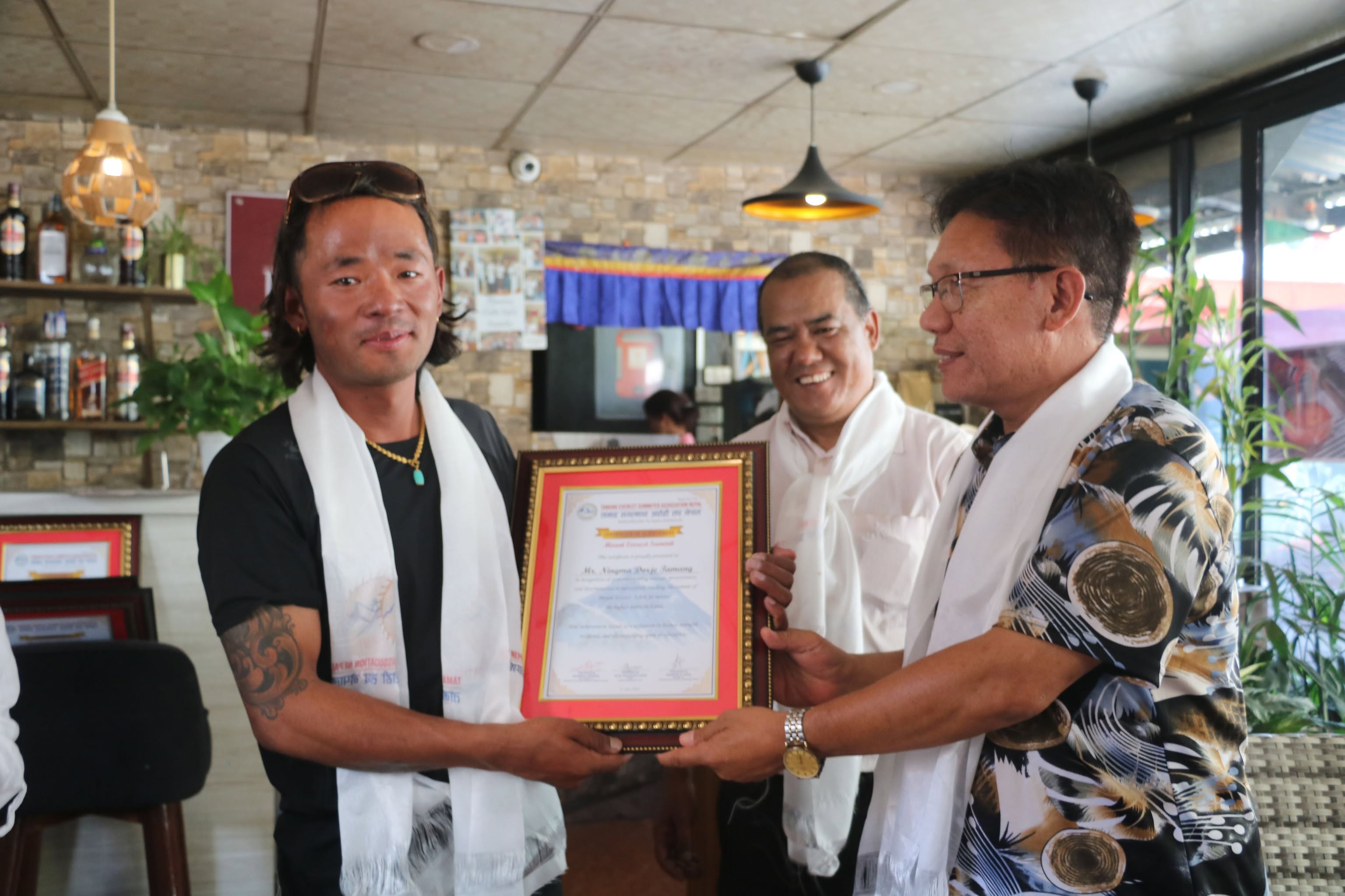 तामाङ सगरमाथा आरोही सङ्घद्वारा सगरमाथा आरोहीलाई सम्मान