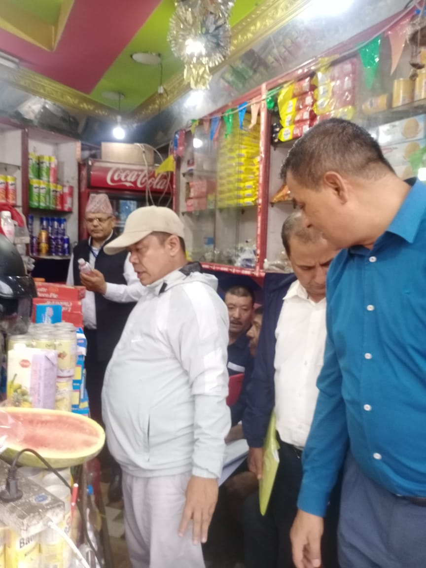 दुधपाटी र सल्लाघारीमा फलफूल तथा खाद्य पसल अनुगमन