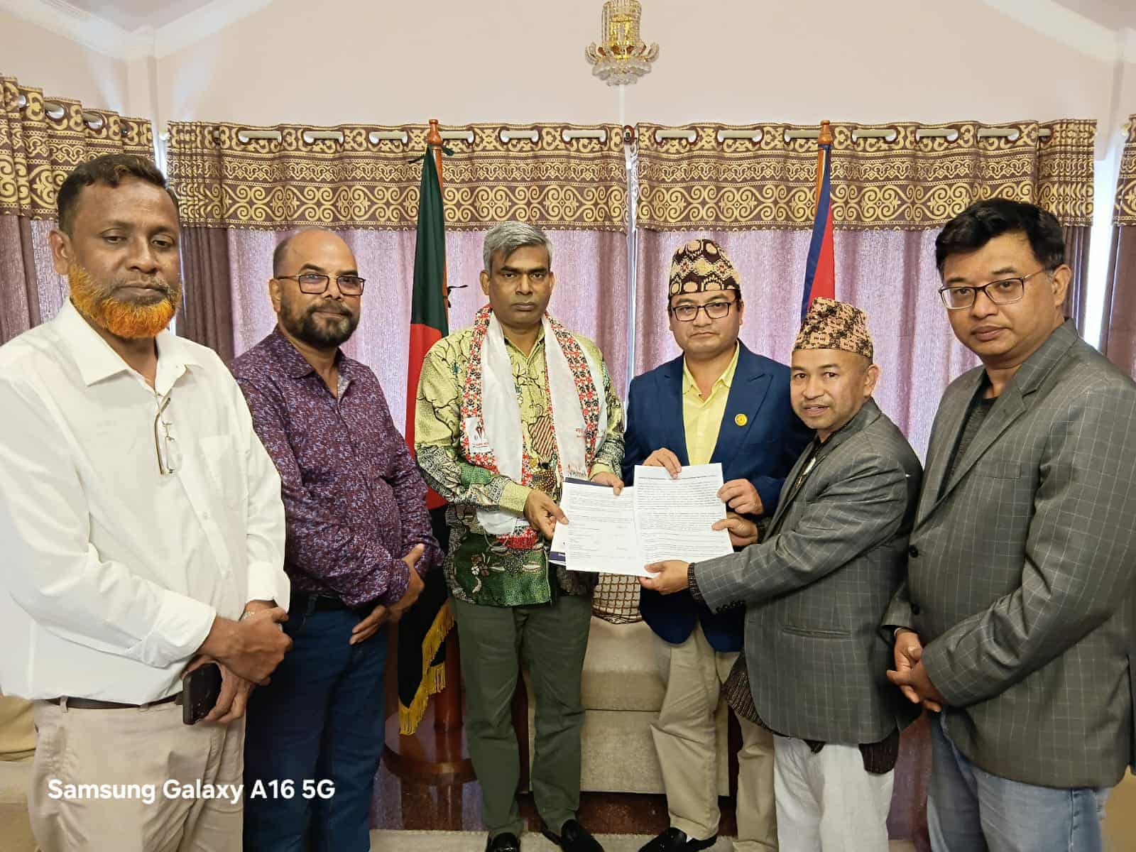 बङगलादेशी राजदुतलाई घोषणा पत्र हस्तान्तरण