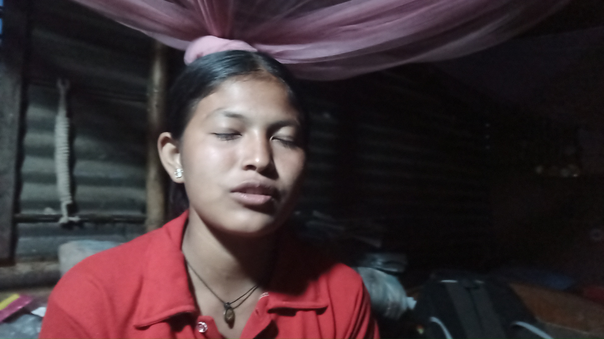 ईंटासँगै किताबका पाना पल्टाउँदै एसईईमा ल्याए ४ जिपिए ल्याएकी छात्रा भन्छिन् डाक्टर बन्न चाहन्छु