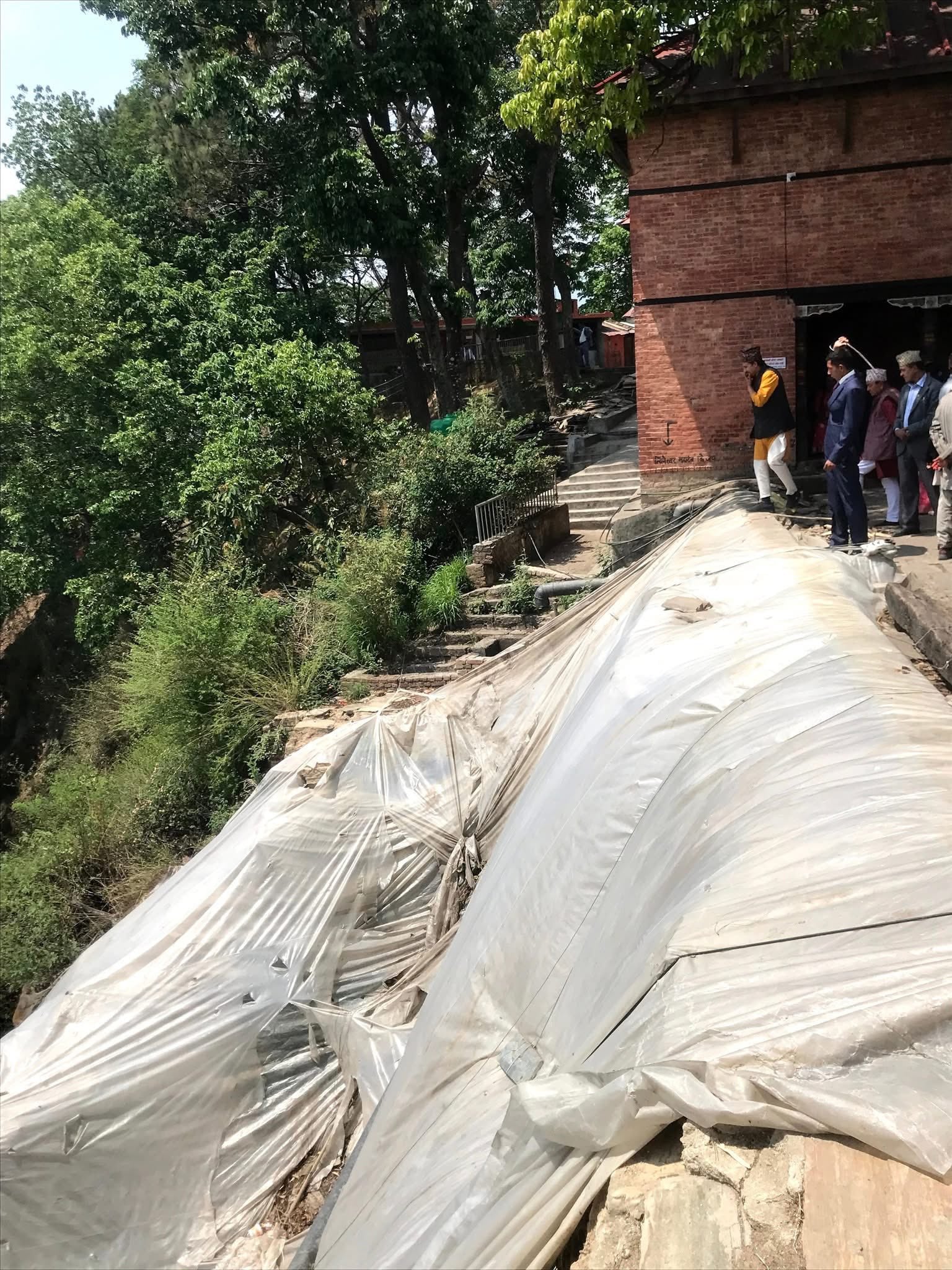 निलबाराही मन्दिर क्षेत्रको पहिरो रोकथाम अभियान आठौं हप्तामाः स्थानीयको श्रमदान, पालिकाको निष्क्रियता
