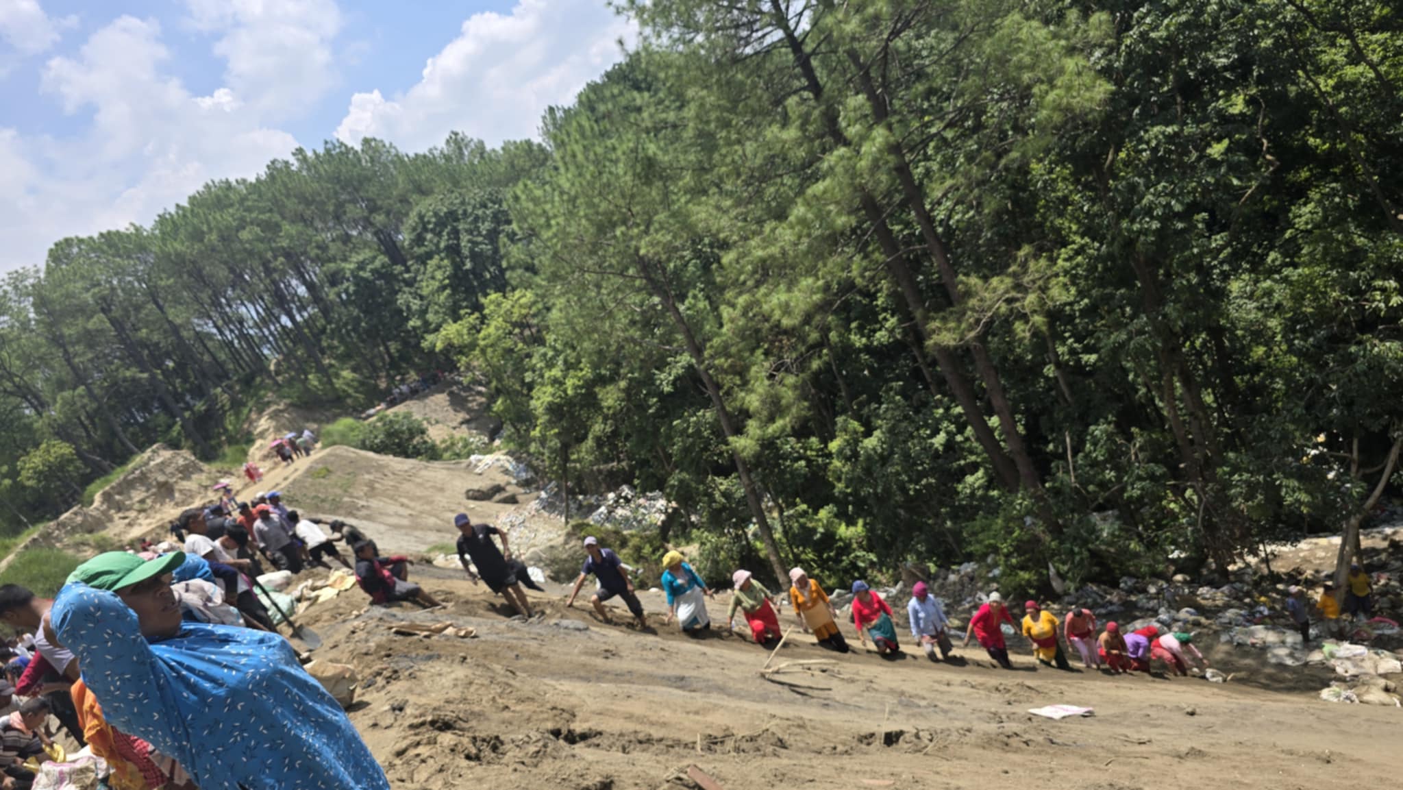 नीलबाराहीमा जनश्रमदानः मध्यपुर थिमि नगरपालिकालाई टाउको दुखाइको विषय बन्दै 