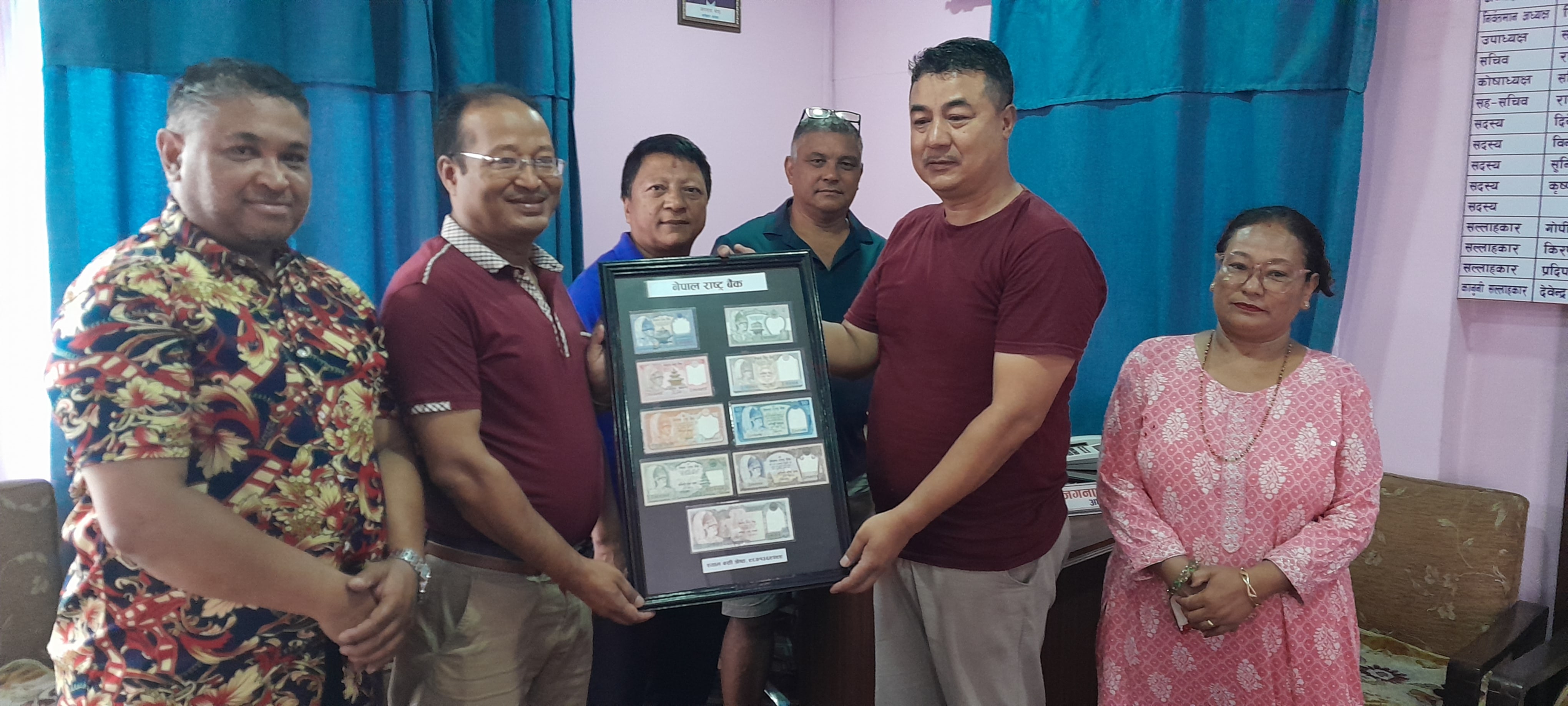 लाेपाेन्मुख नगदकाे एक सेट फ्रेमसहित नव छात्राेदय पुस्तकालयहरू हस्तान्तरण