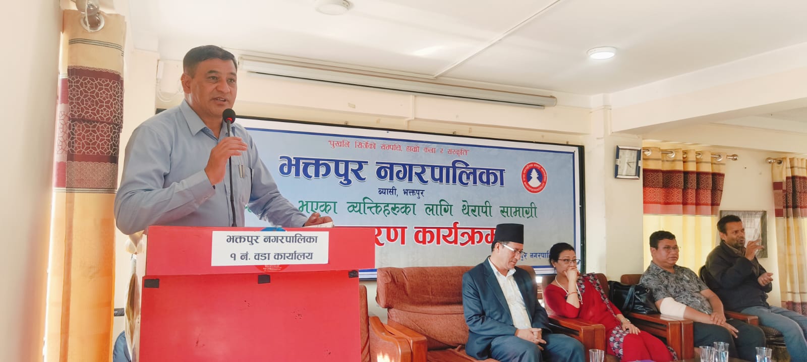 अपाङ्गता भएका व्यक्तिहरूलाई थेरापी सामग्री हस्तान्तरण