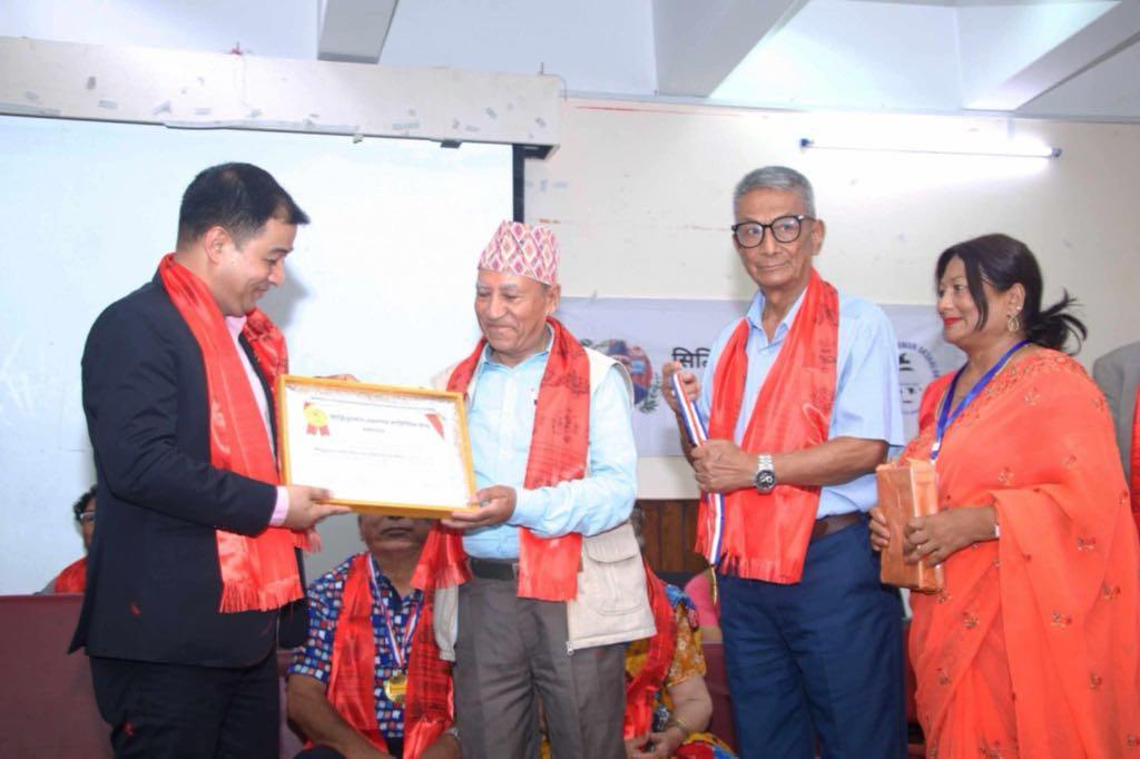 सम्पादक जोशी लगायत १८ महानुभाव सिद्धिश्वरमान अक्षयलोक साहित्यिक पुरस्कार तथा सम्मानबाट सम्मानित