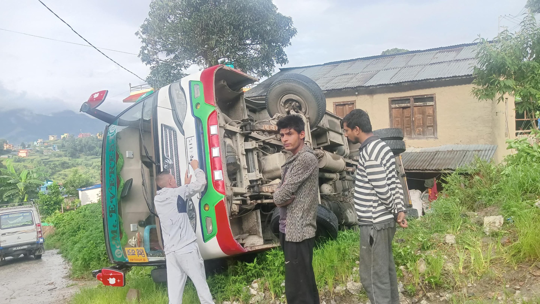 सुडालमा ३० जना चढेको गाडी दुर्घटनाः घाइतेको उपचार ख्वपमा 