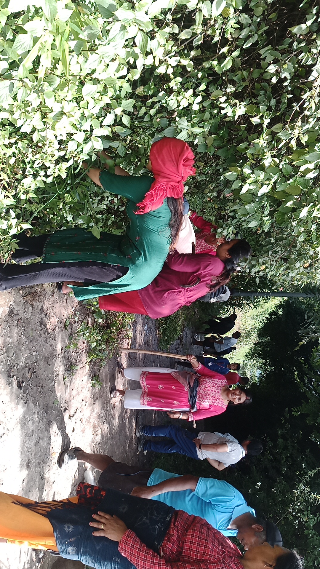 जयराम मार्ग मर्मतका लागि स्थानीयले गरे जनश्रमदान