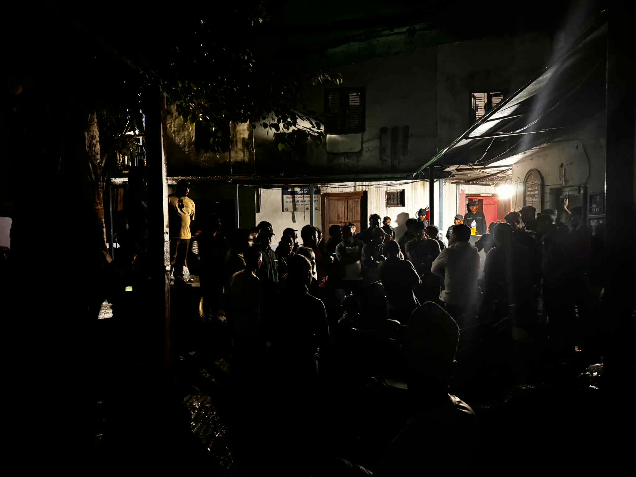 नीलबाराही जनश्रमदानमा प्रहरी हस्तक्षेपः रातिसम्म प्रहरी चौकीमा धर्ना