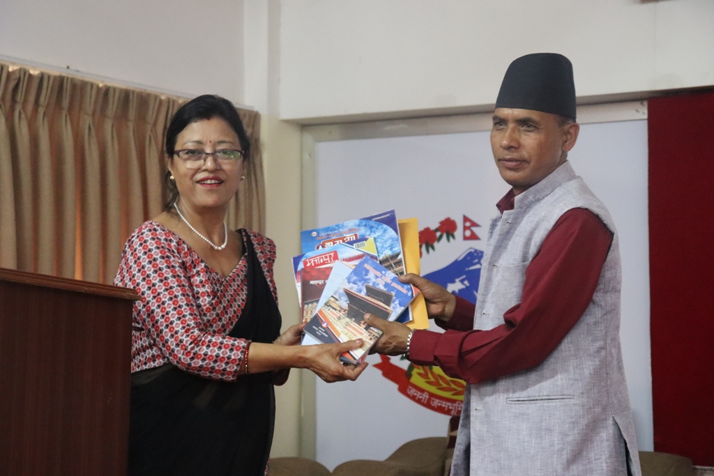 एभरेष्टका विद्यार्थीहरु नगरपालिकाको शैक्षिक अध्ययन भ्रमणमा