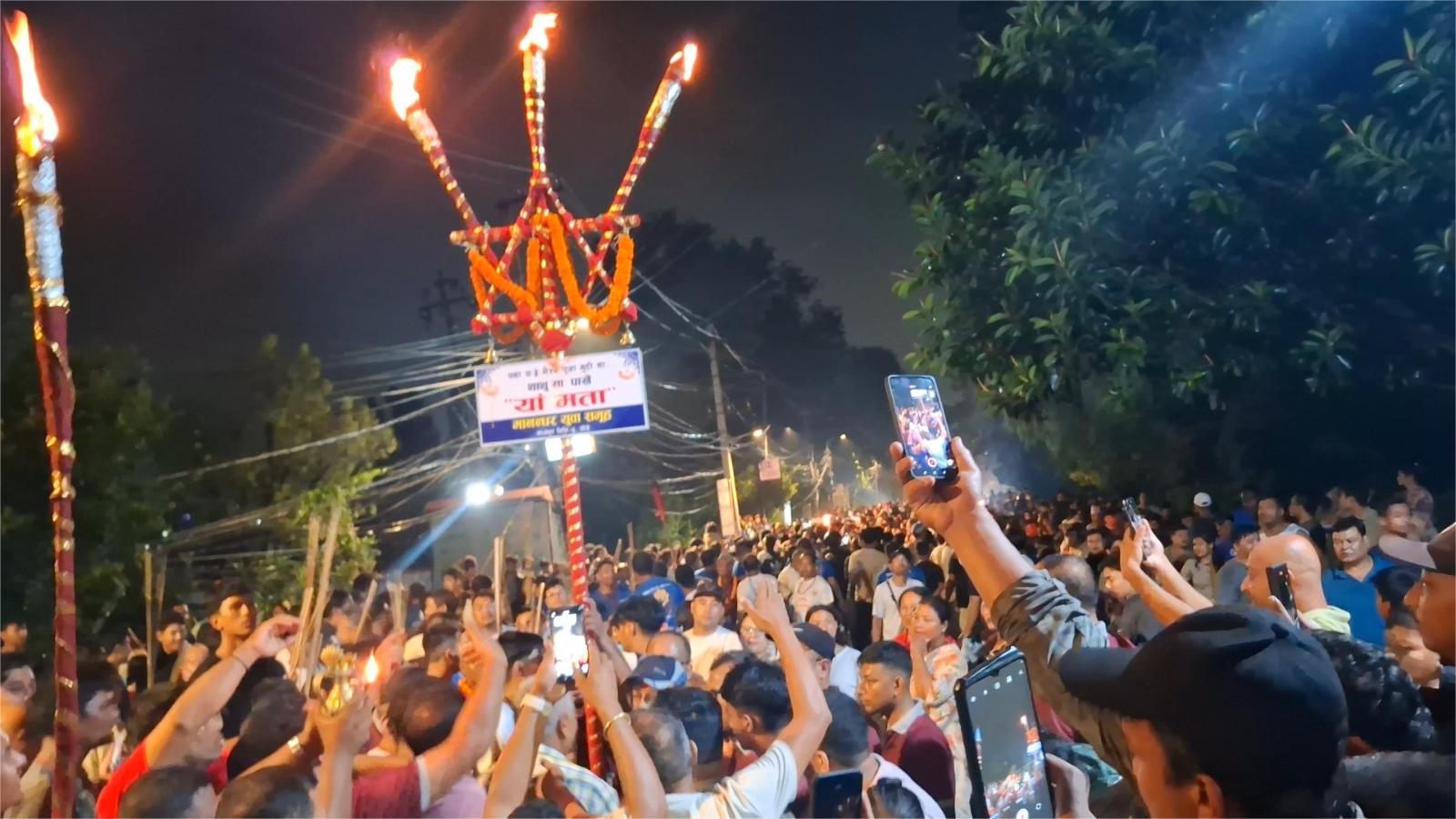 जिव्रो छेड्ने जात्रा पहिलो पटक भक्तपुरमाः स्थानीय उत्साहित