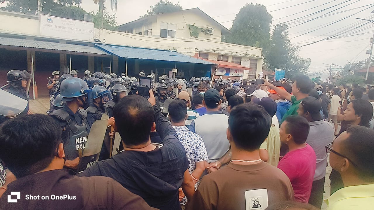 कफु्यु जारी गर्ने भक्तपुर प्रशाशन अगाडि प्रदर्शन 