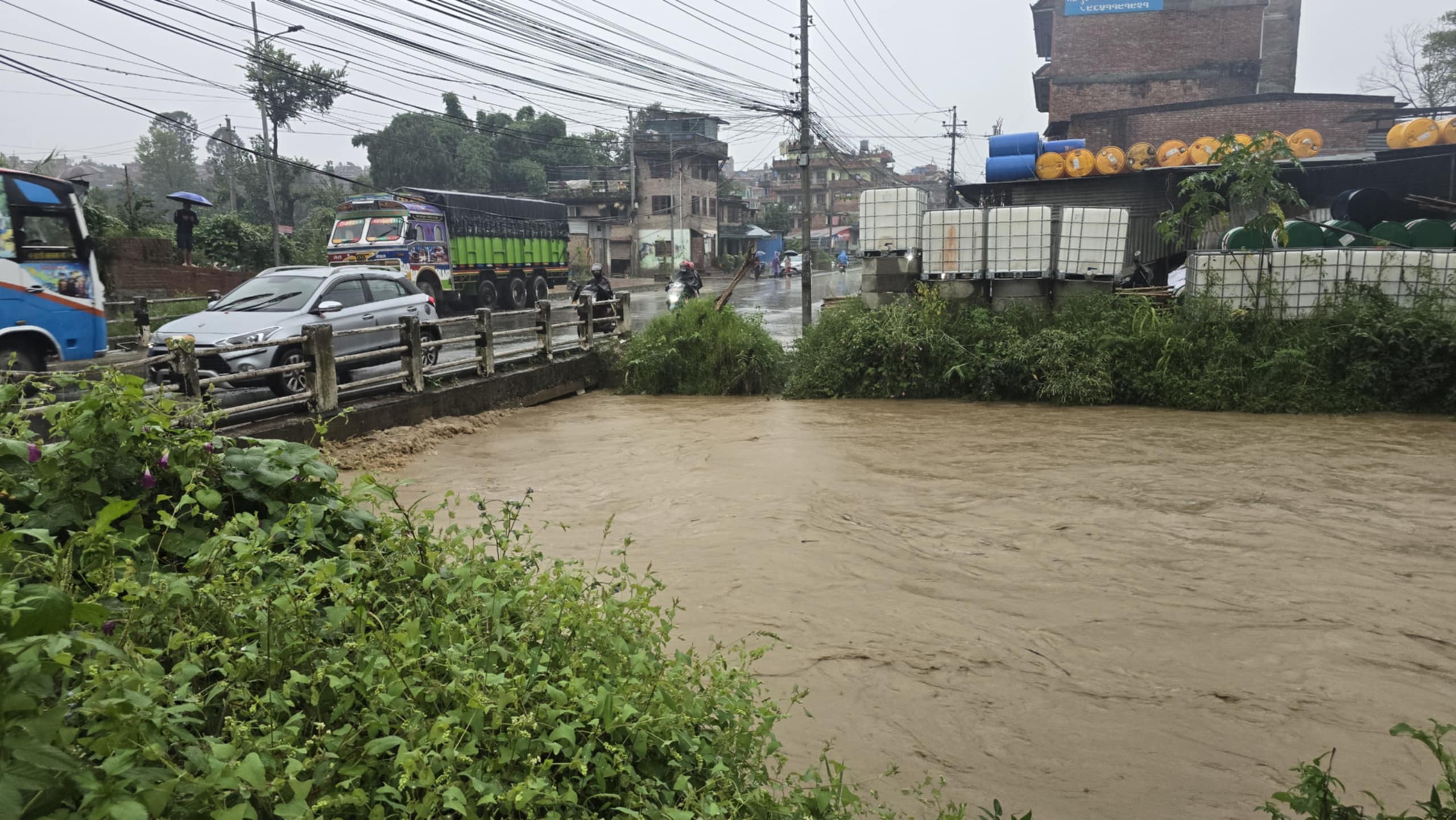 थुसाचामा बाढीले पुल छोयोः प्रहरी परिचालित