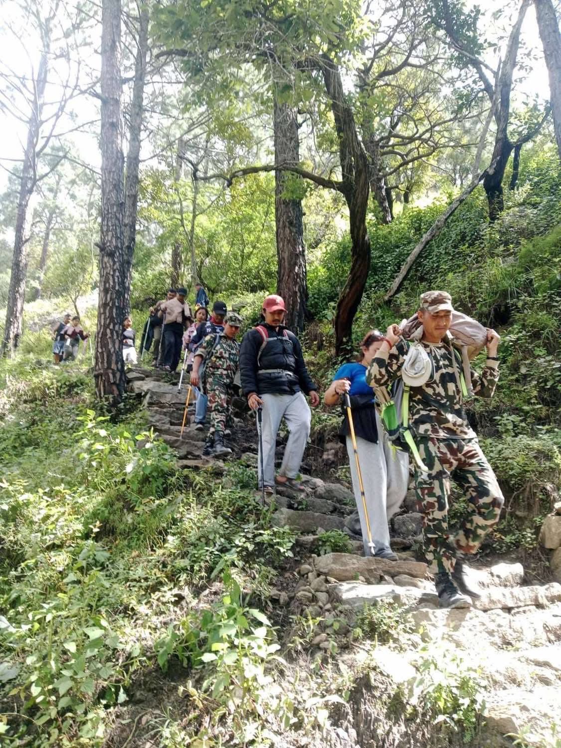 खोलामा बगेर बेपत्ता भएका एकै घरका तीनसहित चार जना अझै  भेटिएनन्