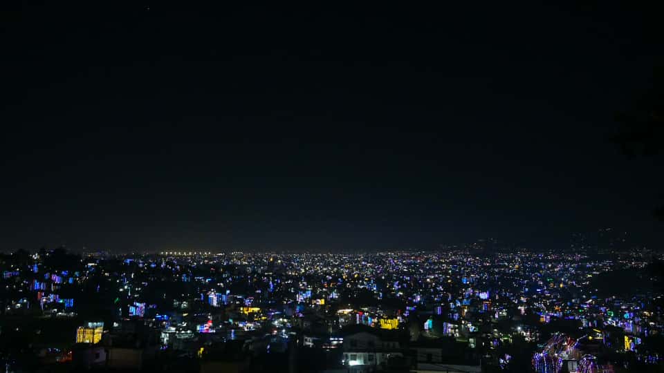 भक्तपुर सुवर्णेश्वरबाट देखिएको तिहारको झिलिमिली रात
