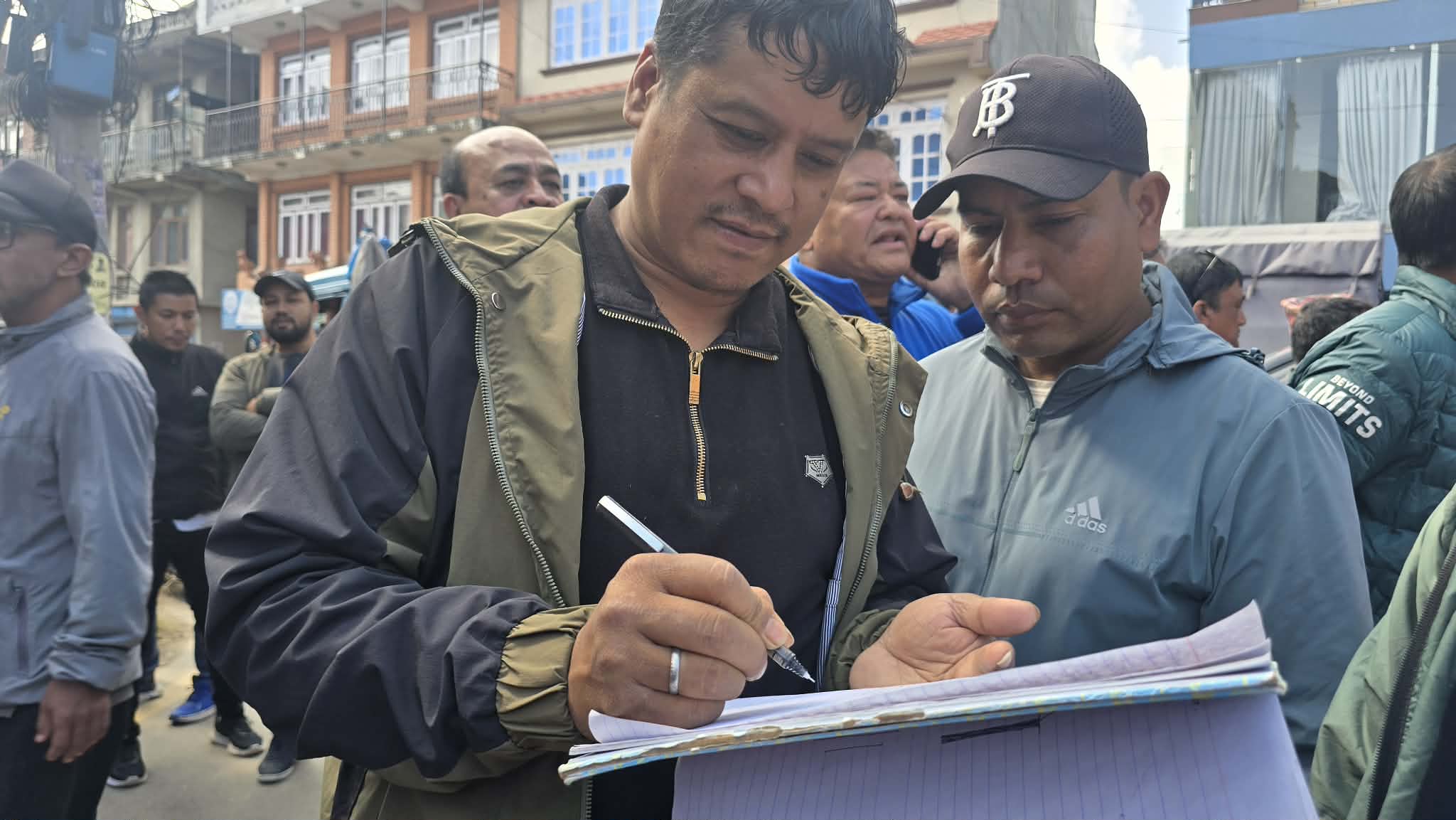 थिमि नगरपालिका भबन अगाडि लाग्यो अनिश वैद्य मुर्दावादको नारा