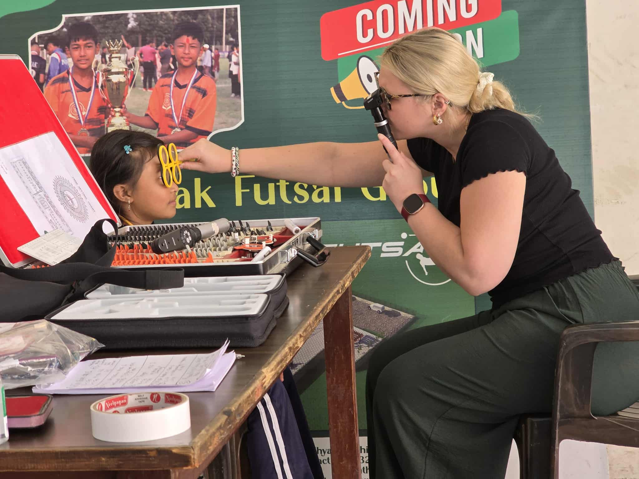 युकेबाट आएका आँखा विशेषज्ञहरूद्वारा आँखा परीक्षण