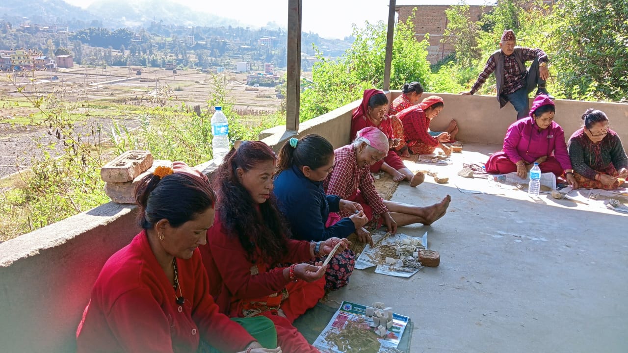 सुडालका ज्येष्ठ नागरिकहरुलाई धुप बाट्ने प्रशिक्षण 