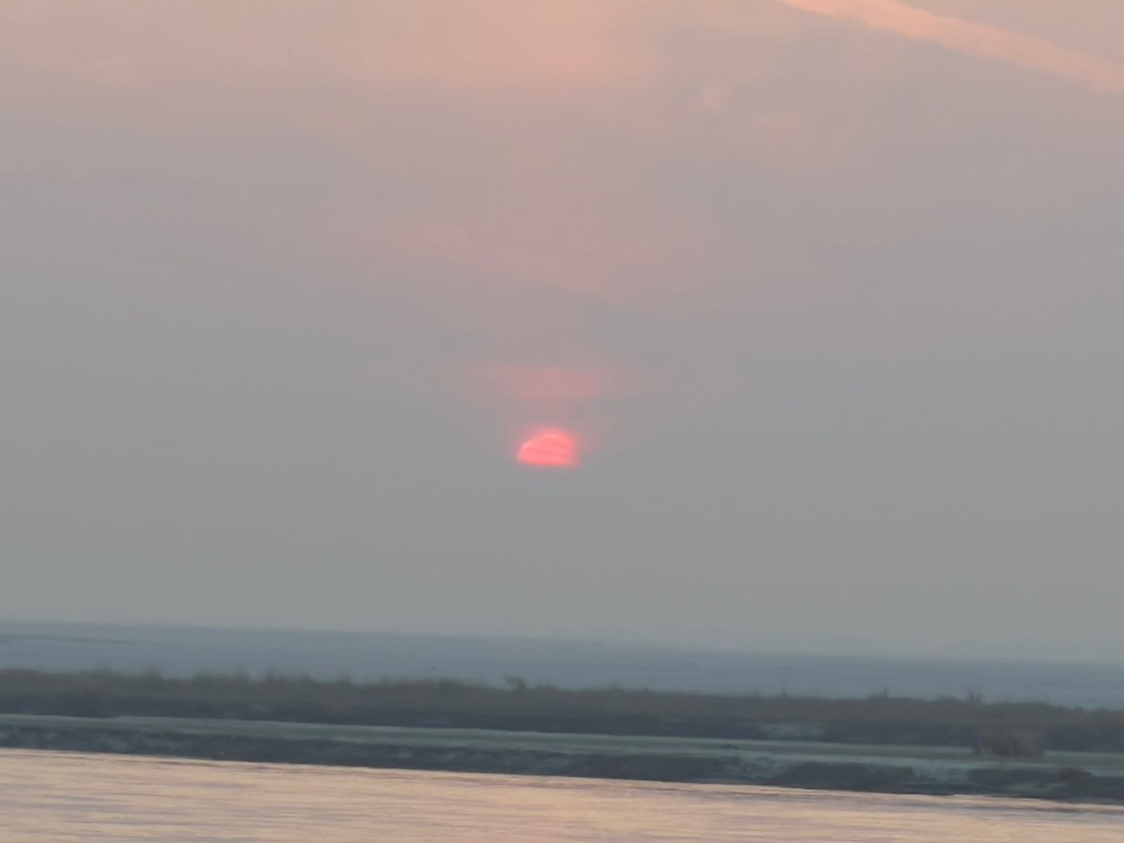 तस्वीरहरुमा सुनसरीको बराहा क्षेत्रस्थित सिसौलीमा रहेको ह्रापी ल्याण्डबाट देखिएको सूर्यास्तको दृश्य