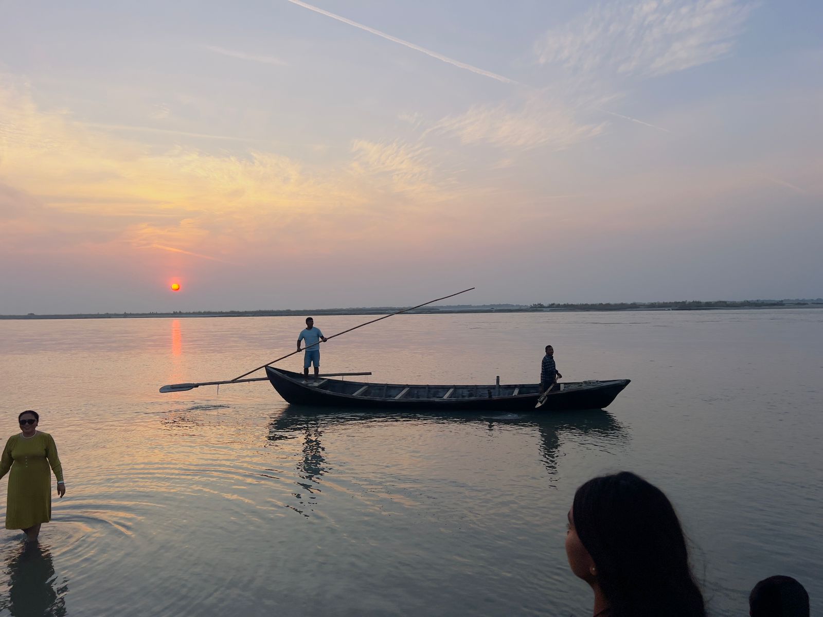 तस्वीरहरुमा सुनसरीको बराहा क्षेत्रस्थित सिसौलीमा रहेको ह्रापी ल्याण्डबाट देखिएको सूर्यास्तको दृश्य