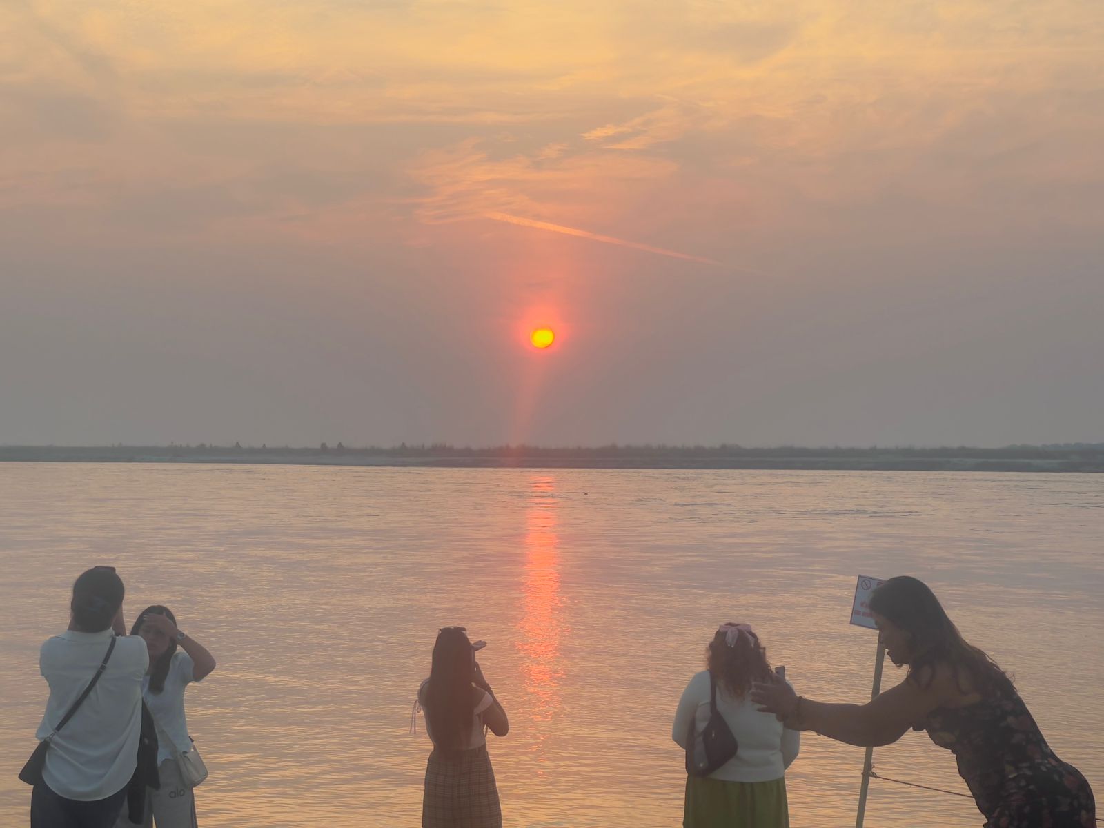 तस्वीरहरुमा सुनसरीको बराहा क्षेत्रस्थित सिसौलीमा रहेको ह्रापी ल्याण्डबाट देखिएको सूर्यास्तको दृश्य