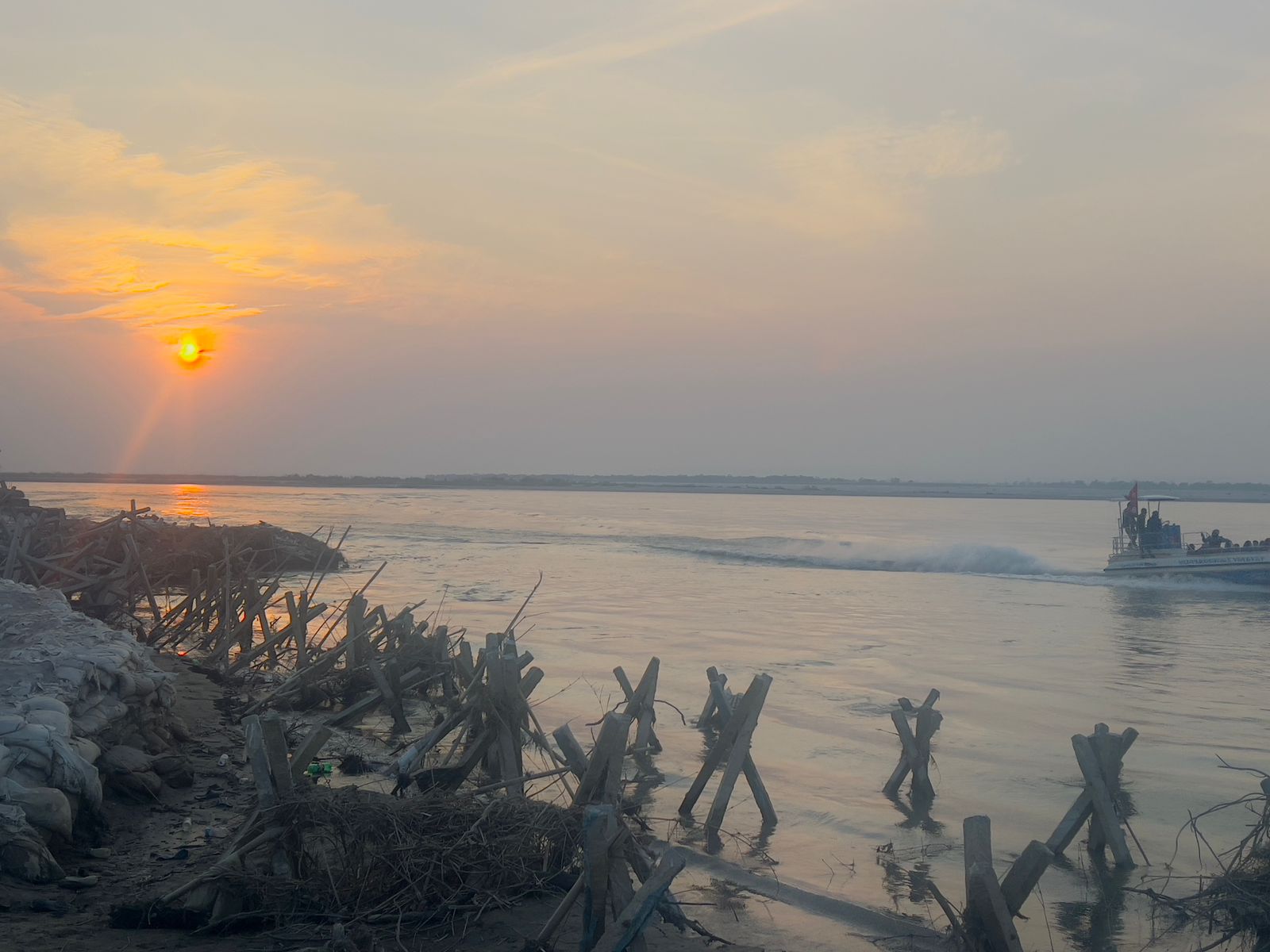तस्वीरहरुमा सुनसरीको बराहा क्षेत्रस्थित सिसौलीमा रहेको ह्रापी ल्याण्डबाट देखिएको सूर्यास्तको दृश्य