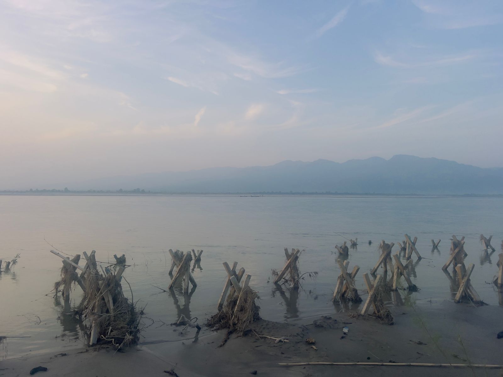 तस्वीरहरुमा सुनसरीको बराहा क्षेत्रस्थित सिसौलीमा रहेको ह्रापी ल्याण्डबाट देखिएको सूर्यास्तको दृश्य