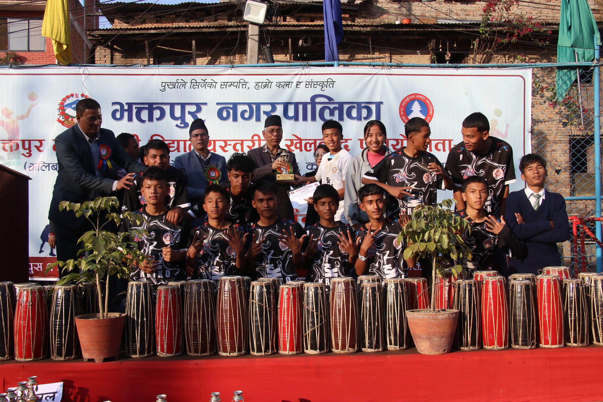 भक्तपुर नगरव्यापी विद्यालयस्तरीय खेलकुद प्रतियोगिता,विजेता खेलाडीहरुलाई पुरस्कार वितरण