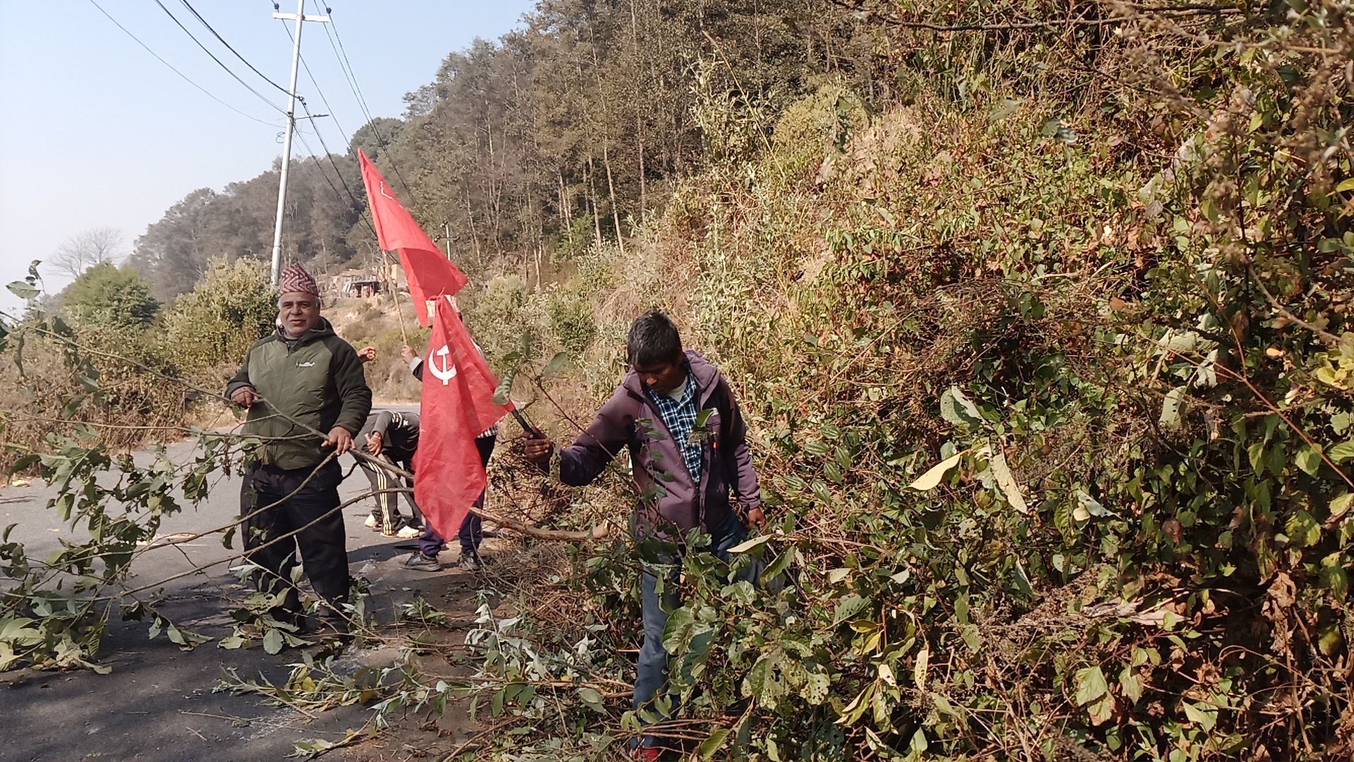 पार्टीको होइन सडक सफा गर्न झण्डा बोक्दै सुडालबासी