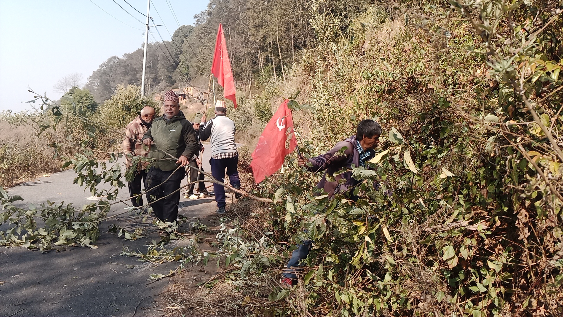 पार्टीको होइन सडक सफा गर्न झण्डा बोक्दै सुडालबासी