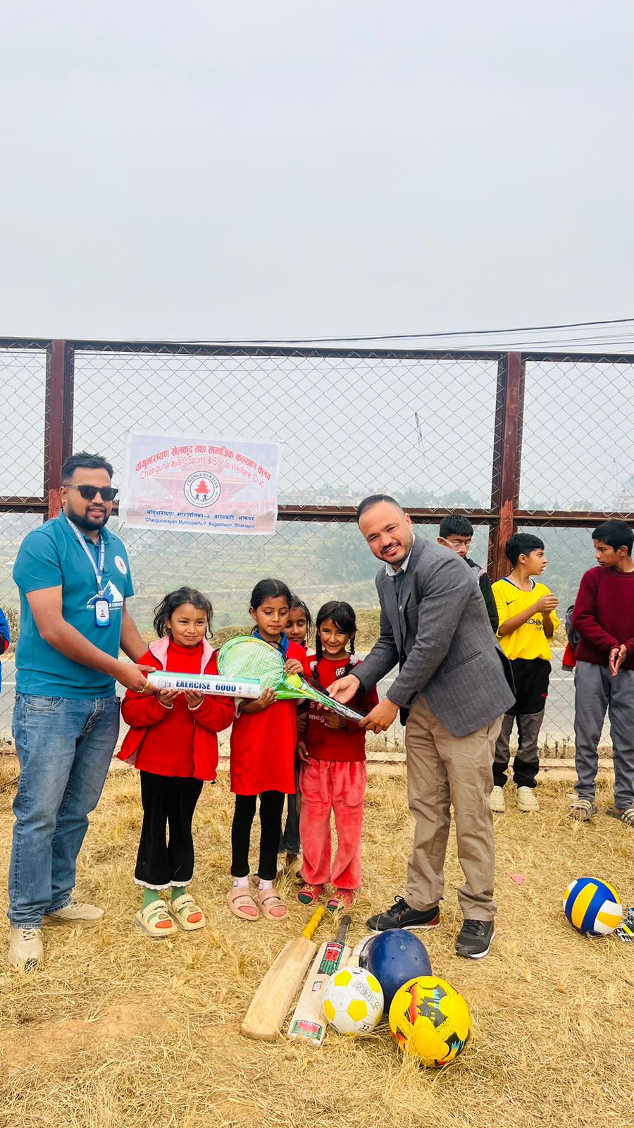 बालबालिकालाई खेलकुद सामग्री वितरण