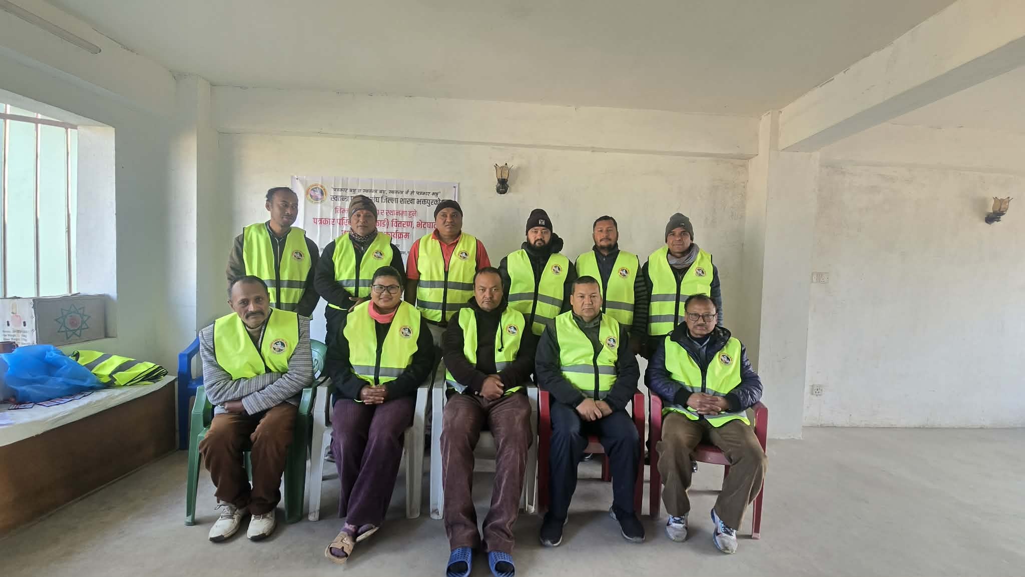 भक्तपुरका स्वतन्त्र पत्रकारहरुलाई प्रेस ज्याकेट वितरण