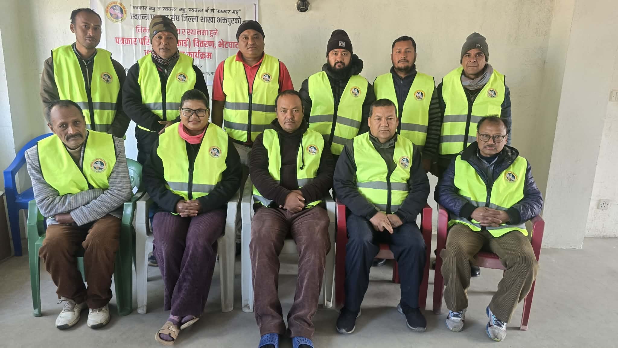 भक्तपुरका स्वतन्त्र पत्रकारहरुलाई प्रेस ज्याकेट वितरण