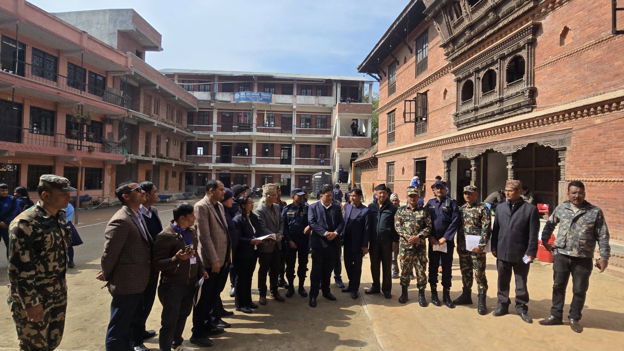 यस्ता छन् भक्तपुर क्षेत्र नं २ मध्यपुर थिमिका मतदानस्थल तथा केन्द्रहरु