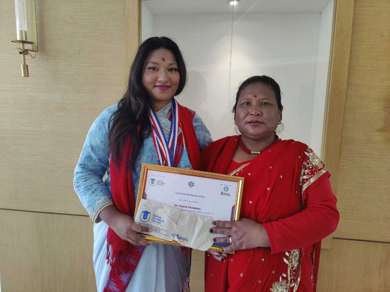 भक्तपुरकी चेली चितवनमा सम्मानित