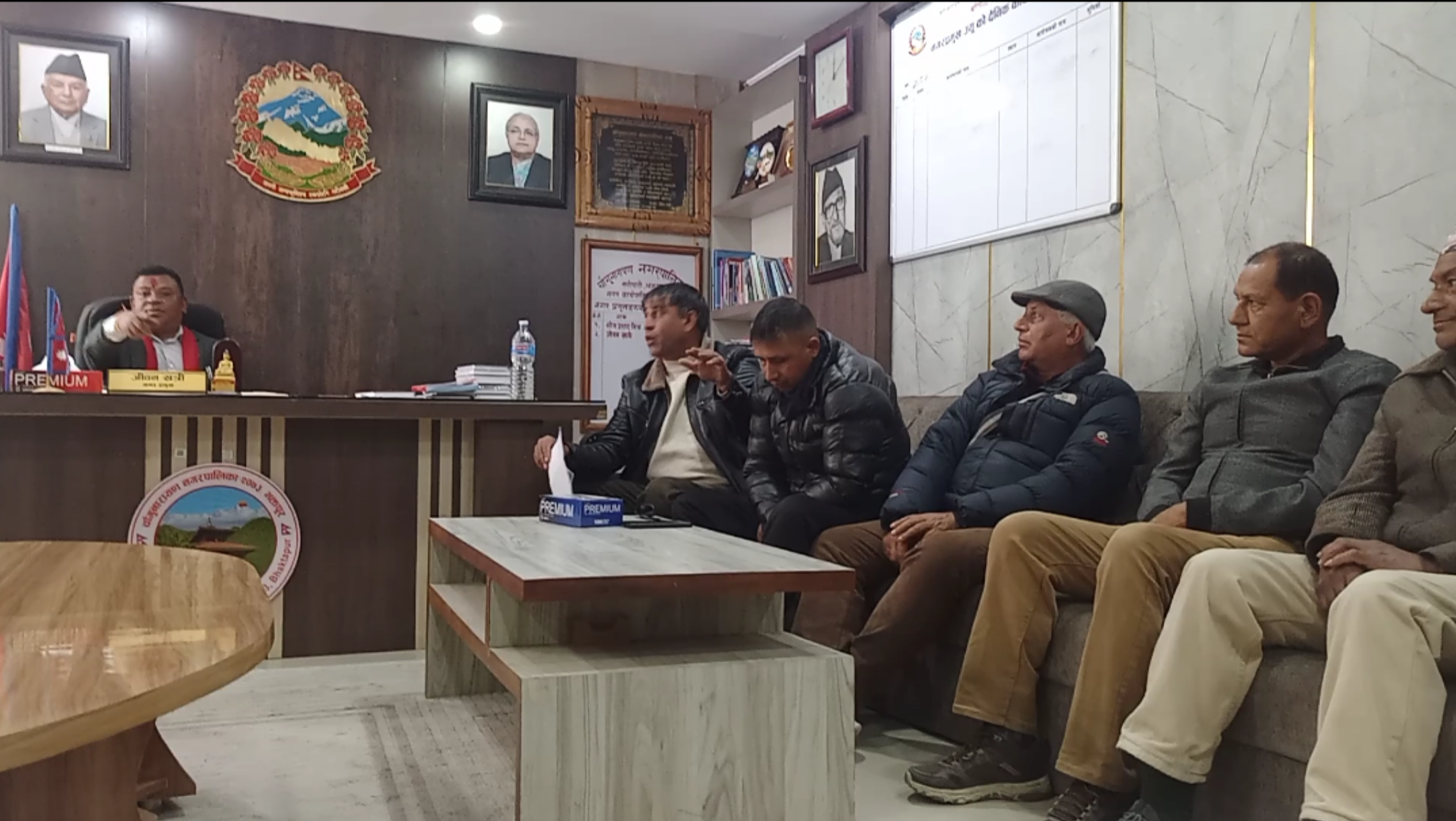 मेयर खत्रीले पत्रकारलाई भिडियो खिच्न रोकेपछि....