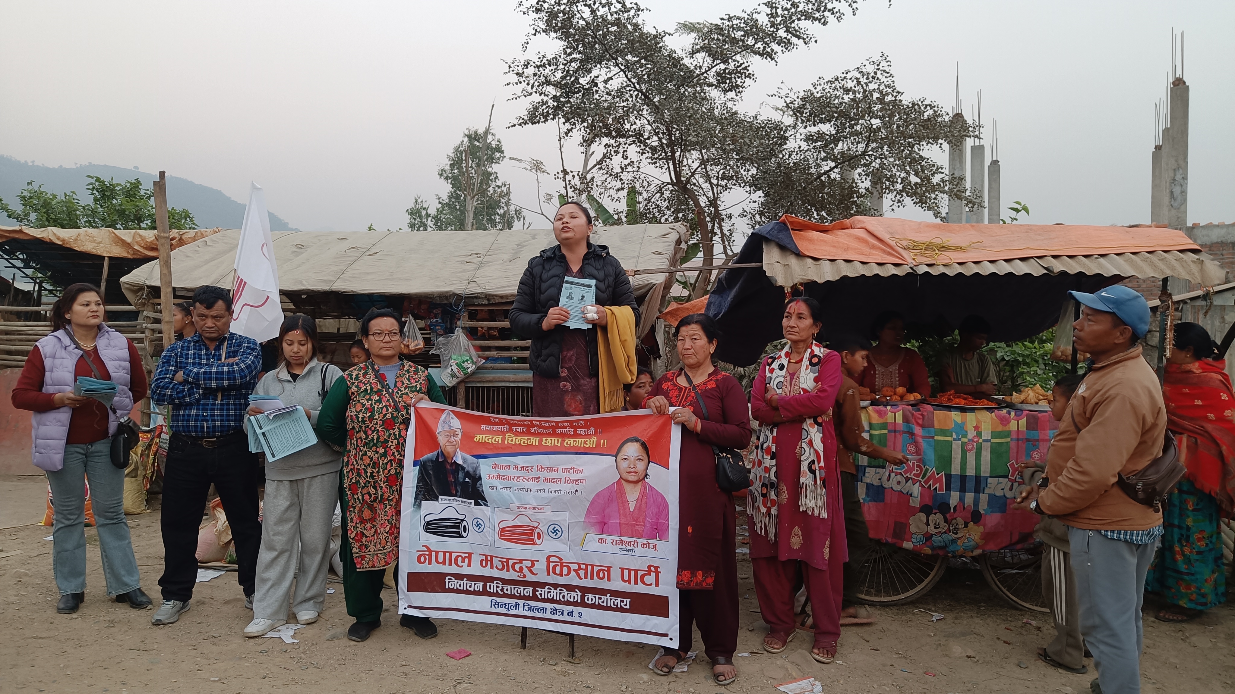 सुनकोशी गापा र कमलामाई नपा धुरा बजारमा घरदैलो