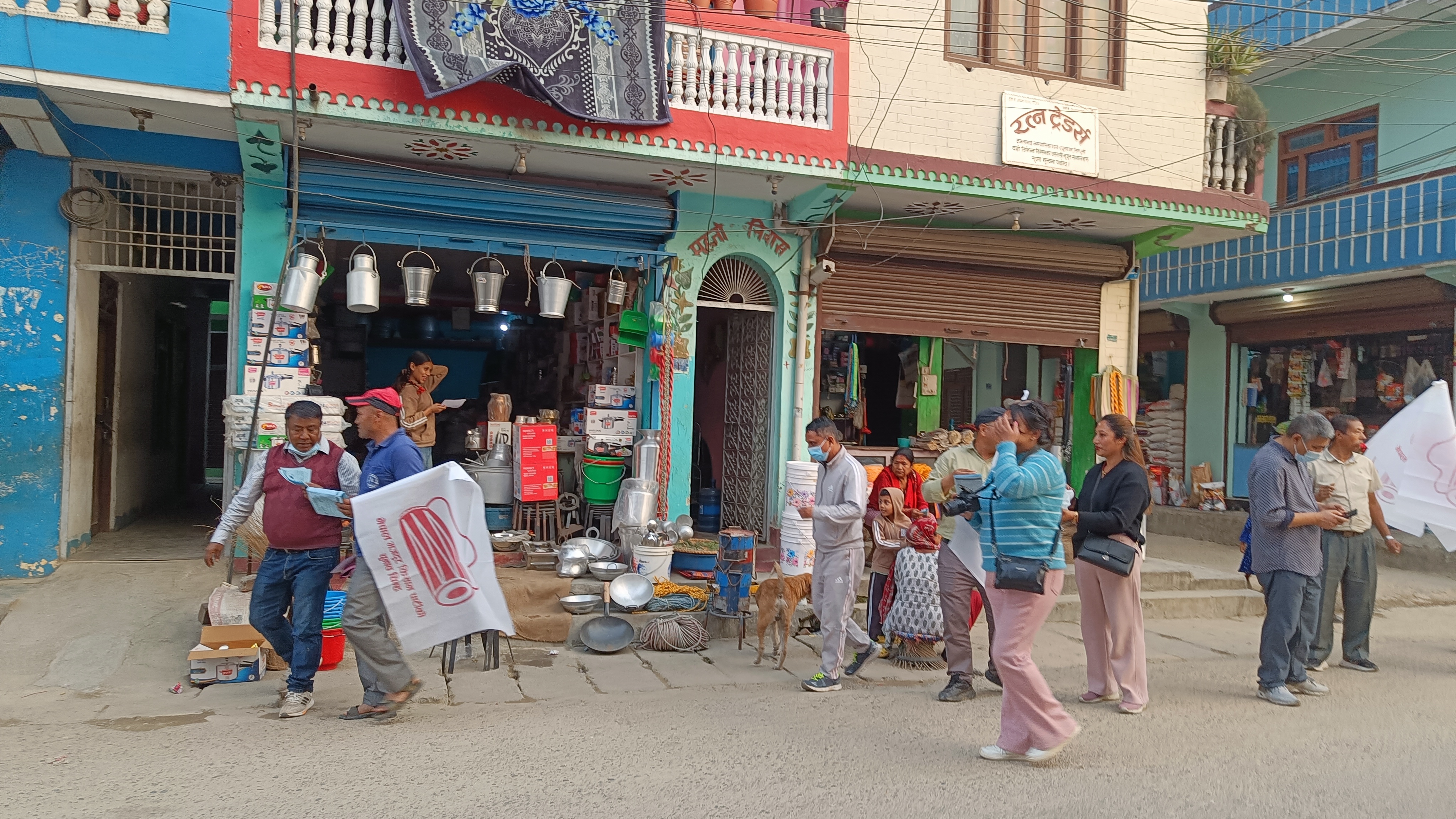 सुनकोशी गापा र कमलामाई नपा धुरा बजारमा घरदैलो