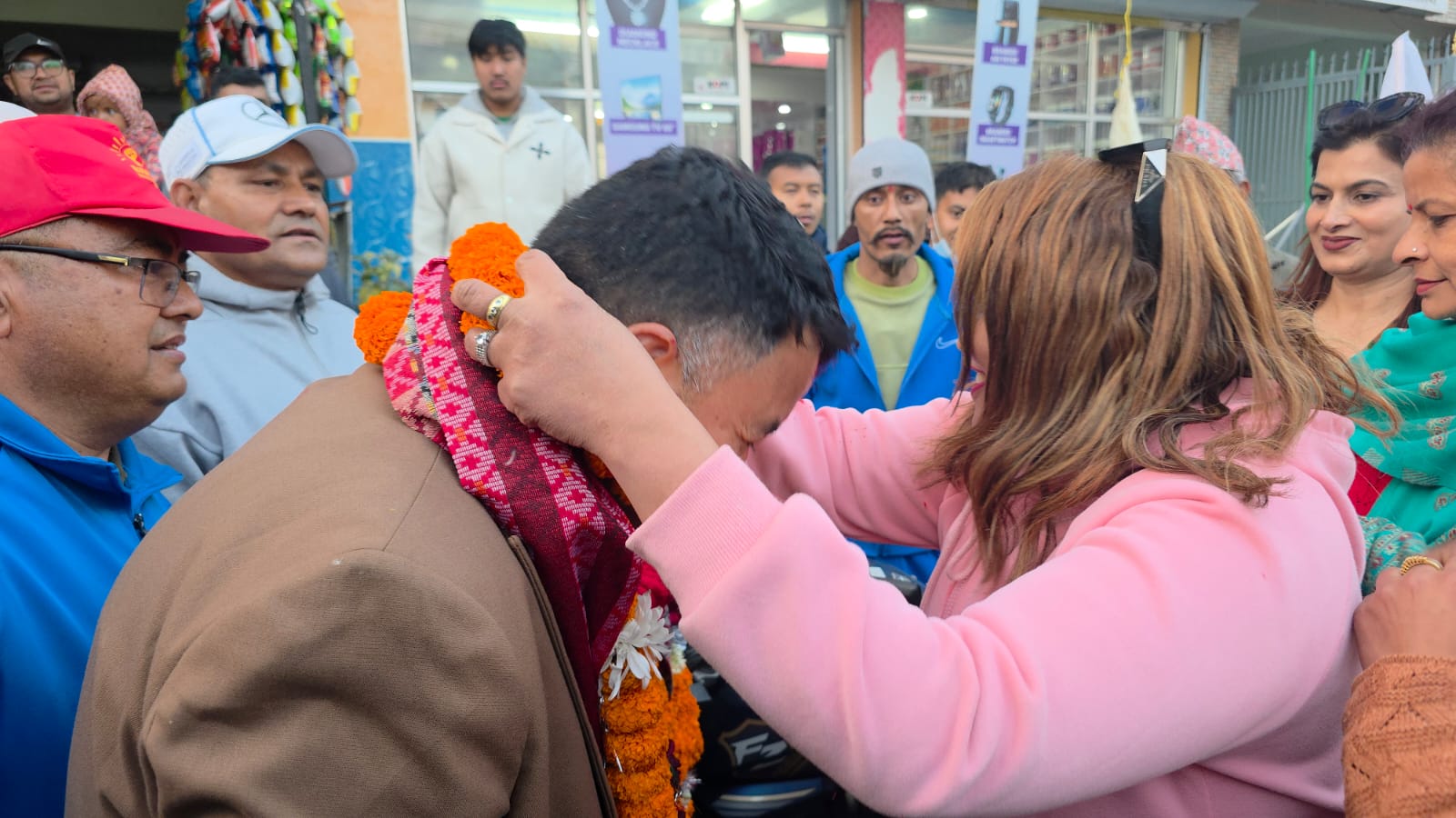 साँझसम्म हातमा फूलमाला लिएर कुरिरहे बालकोट खल्पिटारका जेष्ठ नागरिक