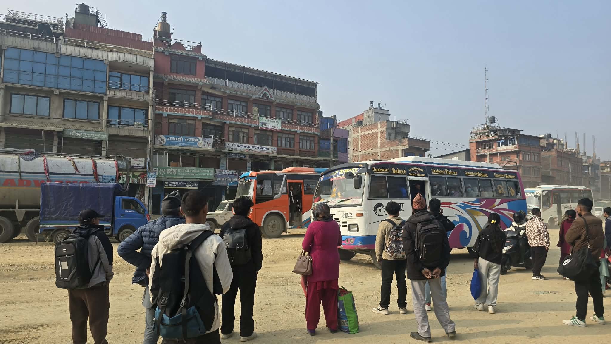 तस्वीरहरुमा भोट हाल्न गाउँं जानेहरु