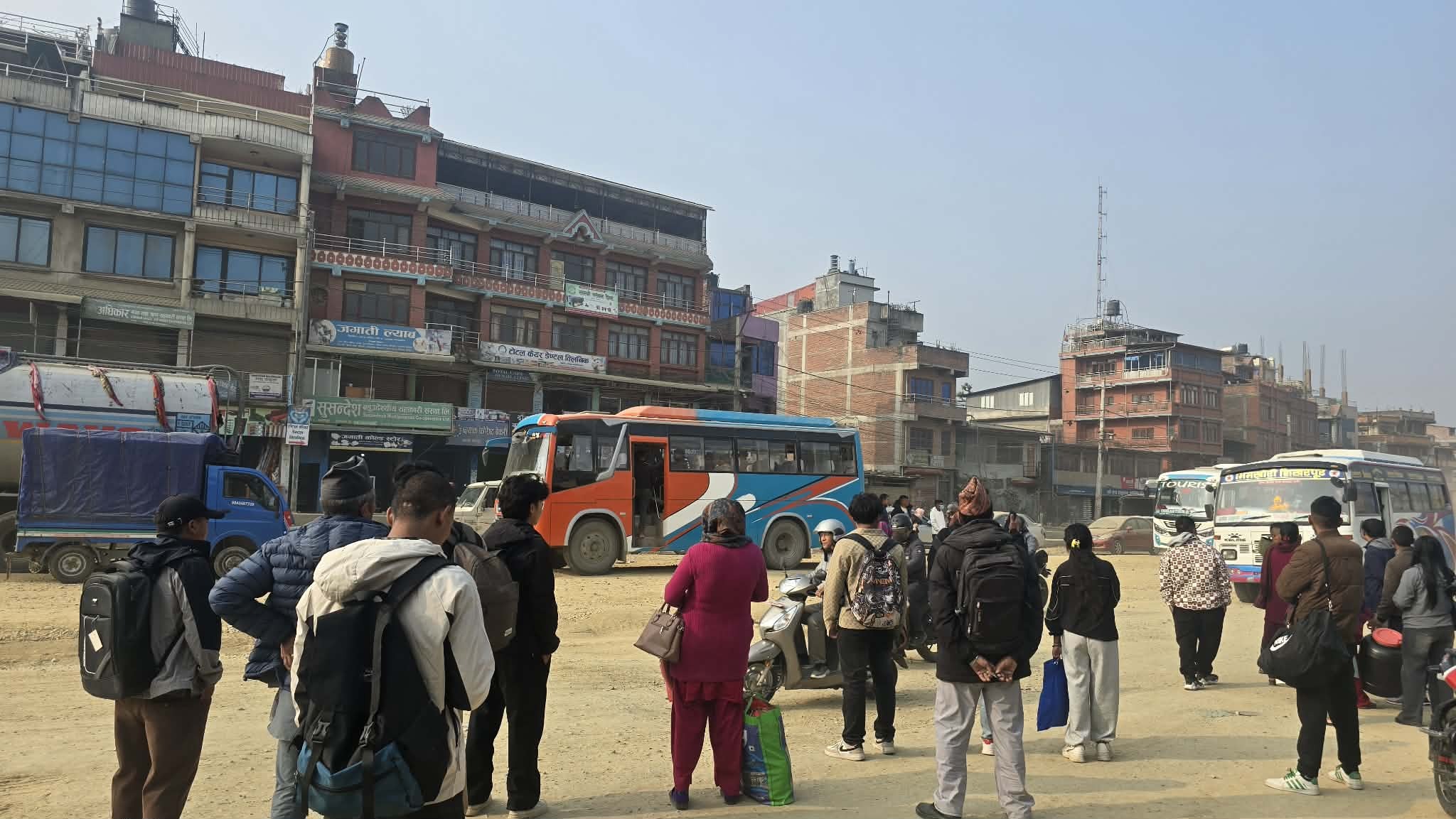 तस्वीरहरुमा भोट हाल्न गाउँं जानेहरु