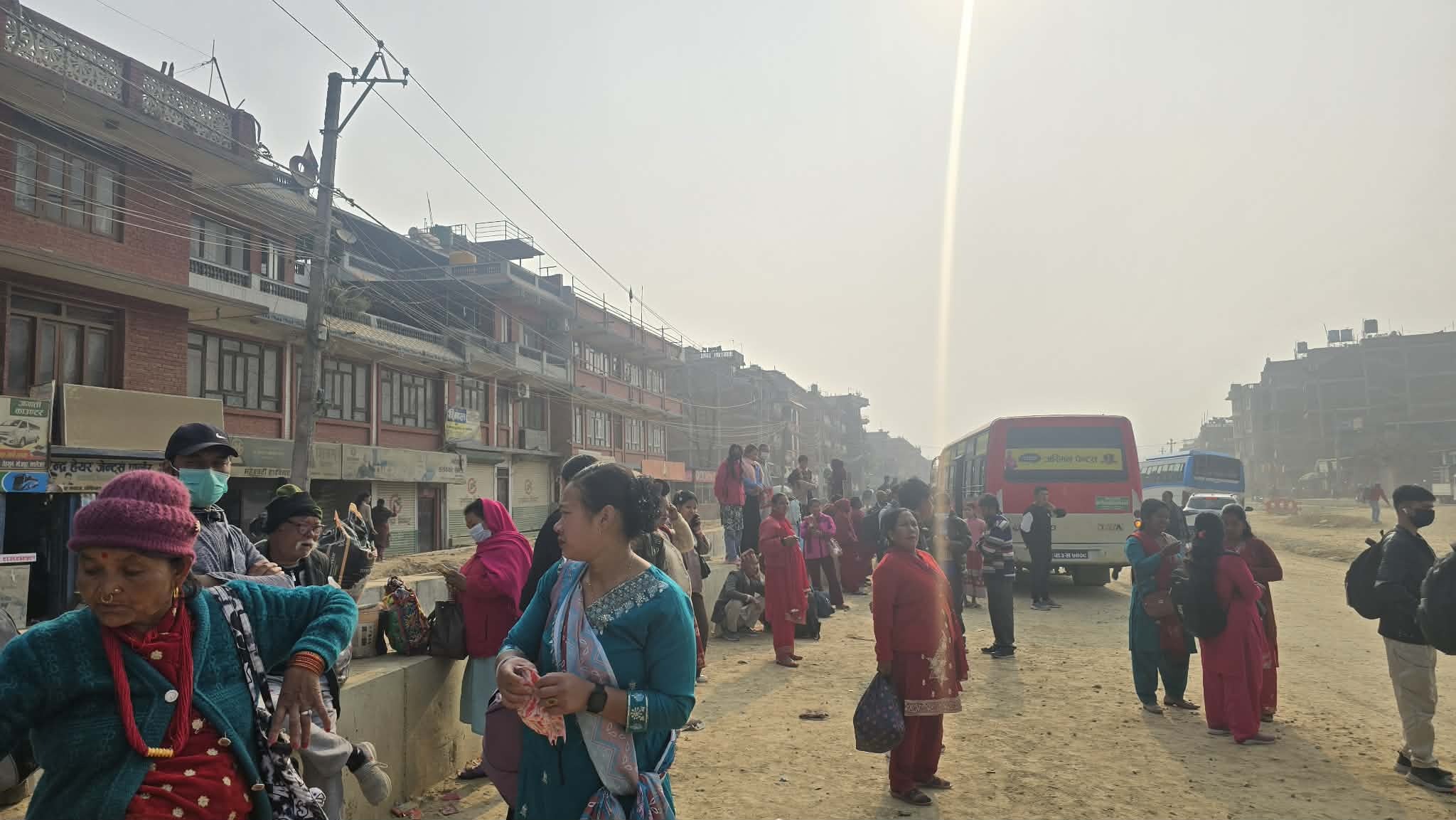 तस्वीरहरुमा भोट हाल्न गाउँं जानेहरु