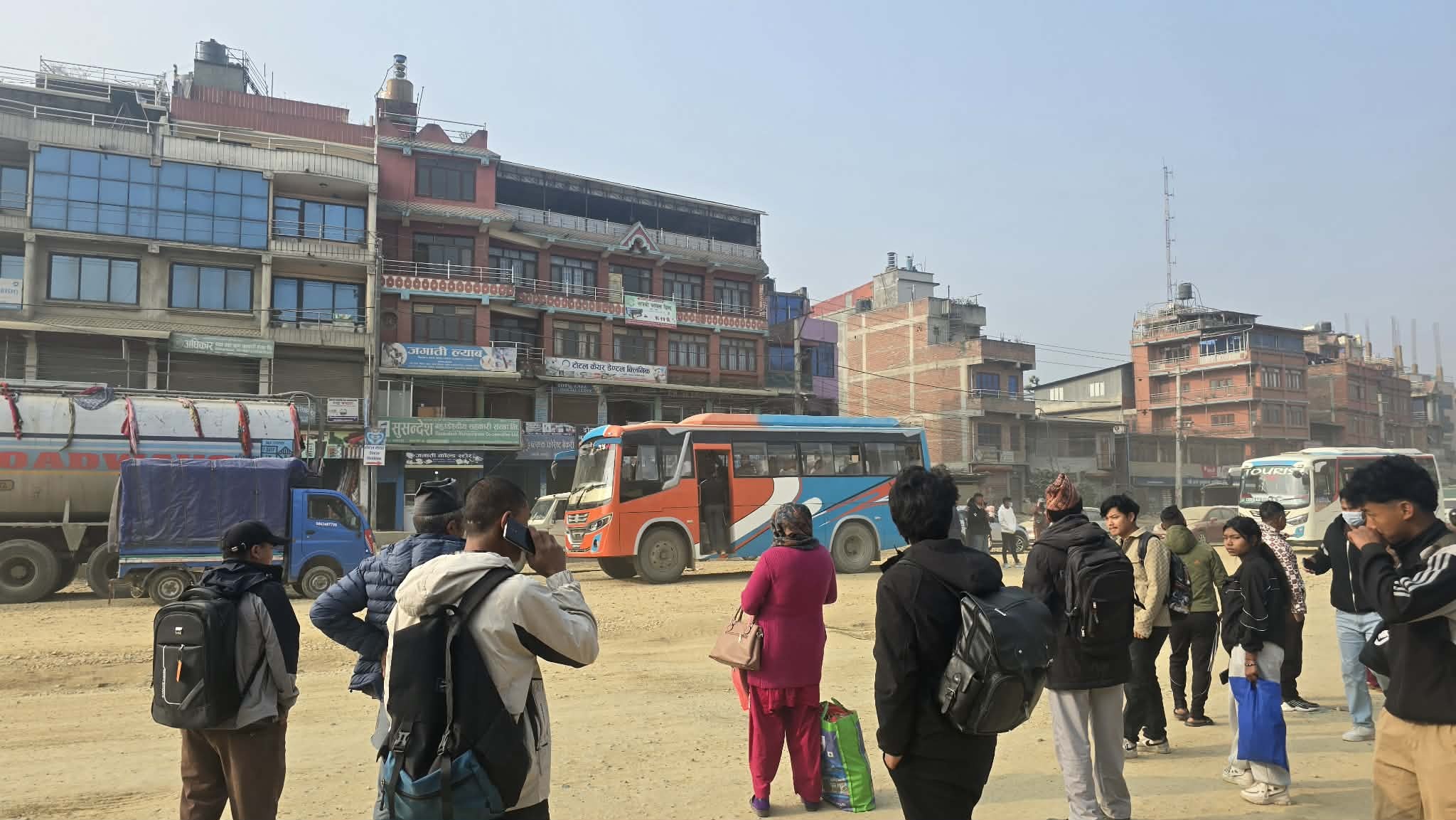 तस्वीरहरुमा भोट हाल्न गाउँं जानेहरु