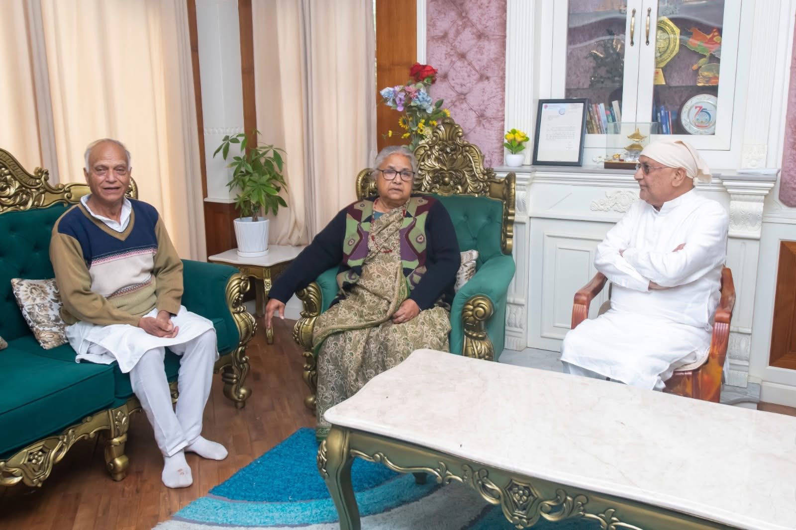 पितृशोकमा परेका केपी ओली भेट्न प्रधानमन्त्री गुण्डूमा (तस्वीरहरुमा)