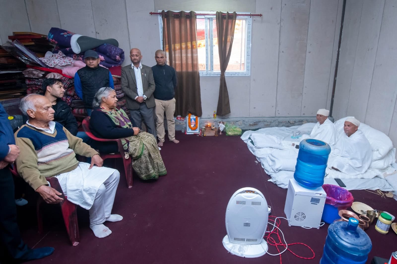 पितृशोकमा परेका केपी ओली भेट्न प्रधानमन्त्री गुण्डूमा (तस्वीरहरुमा)