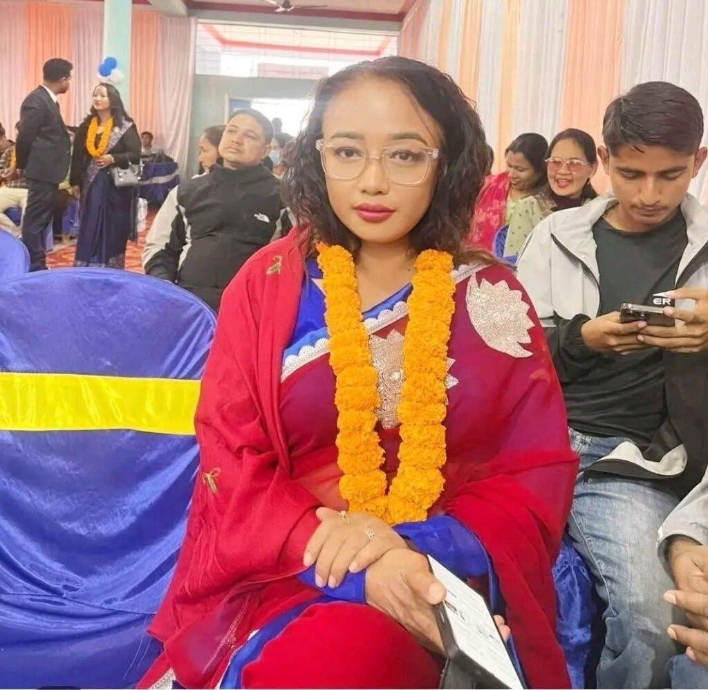 चुनाव हारिन्, तर वाचा बिर्सिनन् : शान्ति पाख्रिनद्वारा वृद्ध आमाको आँखाको उपचार