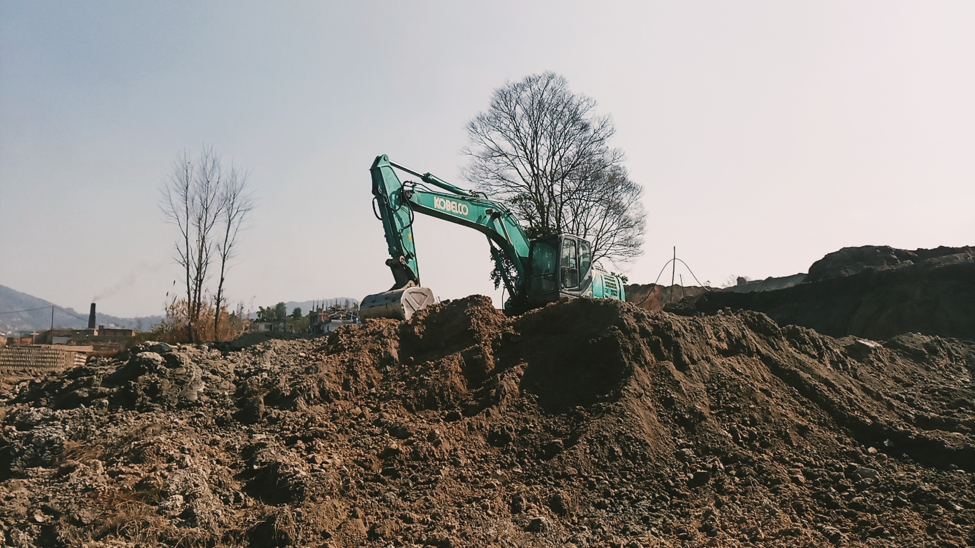 चाँगुनारायणमा माटो ओसारपसार : टिपर–डोजर नियन्त्रणमा