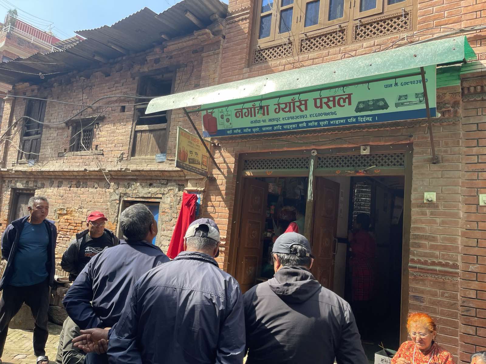 व्यासीदेखि कमलबिनायक लान्चाफल्चासम्म रहेका ग्यास पसल अनुगमन