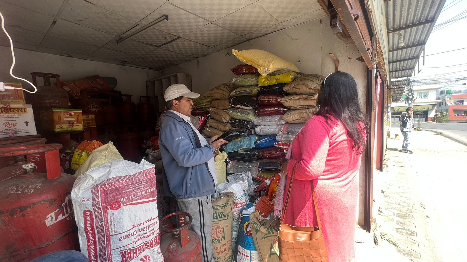 चाँगुनारायण नगरपालिकाद्वारा बजार अनुगमनमा तीव्रता: म्याद गुज्रिएका सामग्री जफत