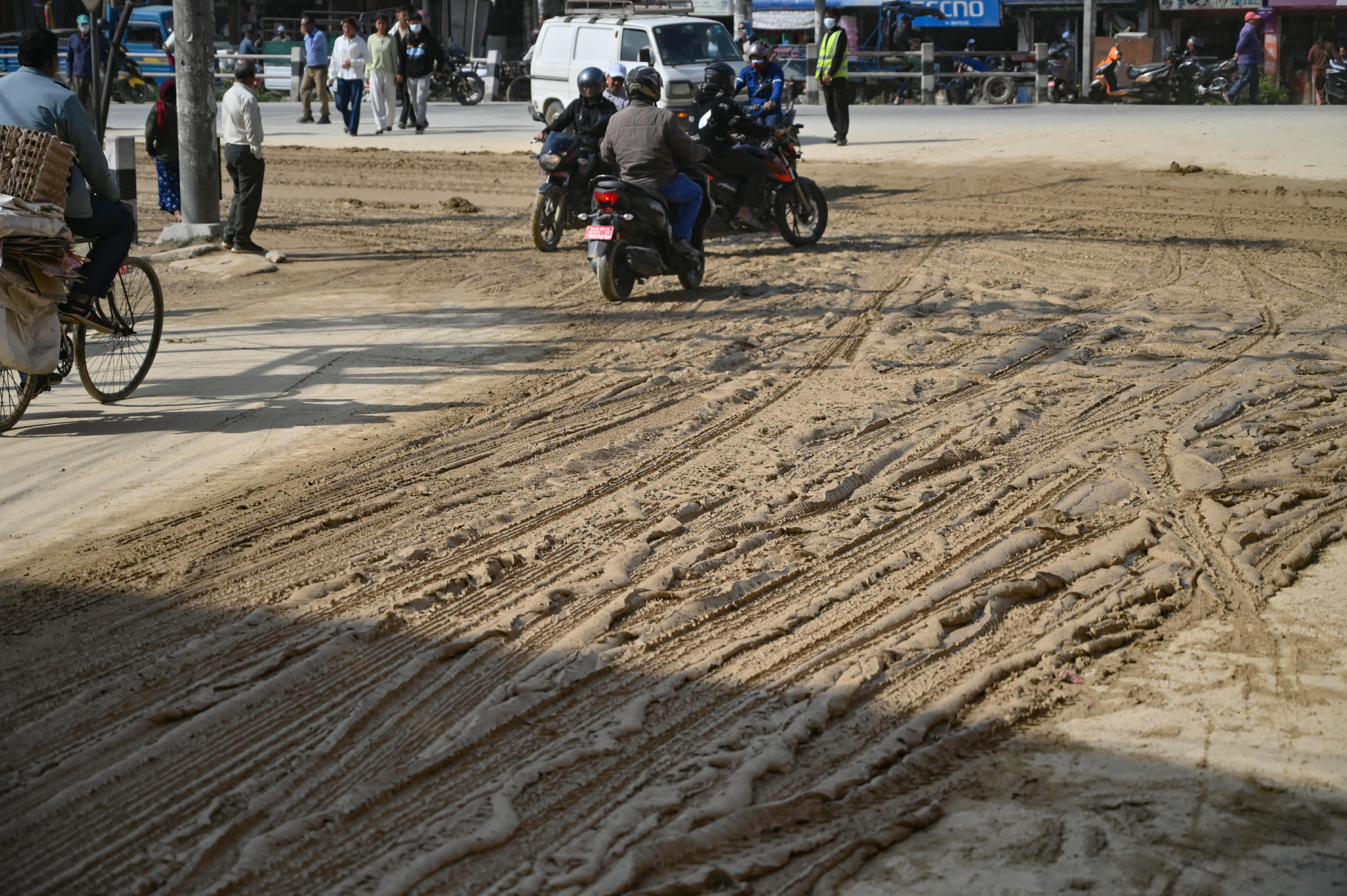 सूर्यविनायकमा धुलो र हिलोले जनजीवन प्रभावित (तस्वीरहरु पनि)
