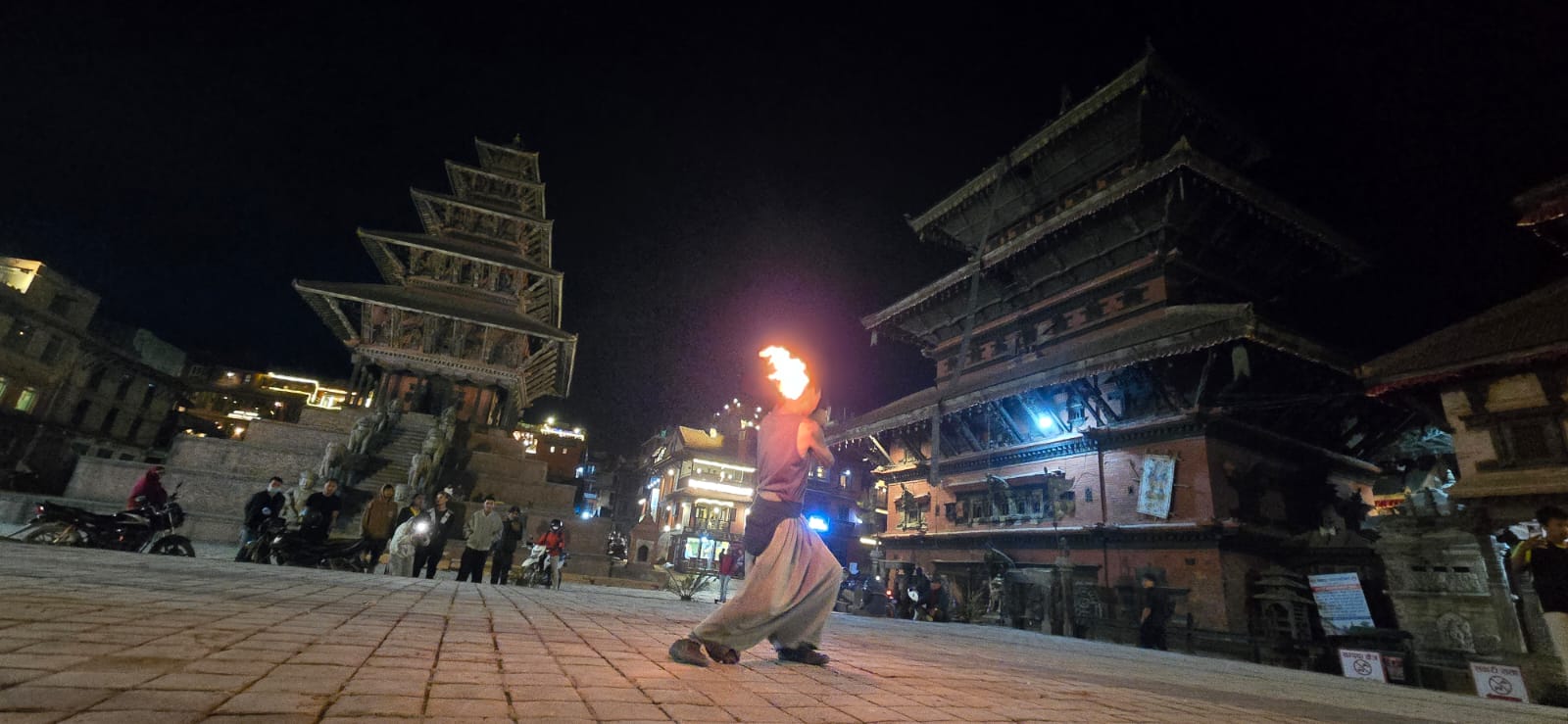 भक्तपुरमा रात्रिकालीन पर्यटन प्रवर्द्धनका लागि आकर्षक ‘फायर शो’